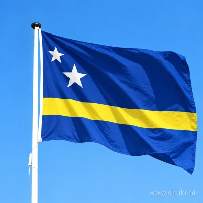 Vlag van Curaçao wapperend aan een verticale witte mast