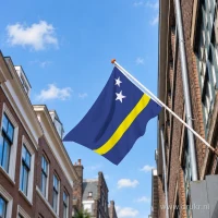 Vlag van Curaçao aan een gevelstok