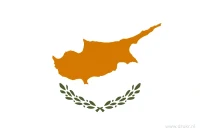 De Cypriotische vlag heeft een wit veld met een koperkleurige kaart van Cyprus en twee groene olijftakken eronder.