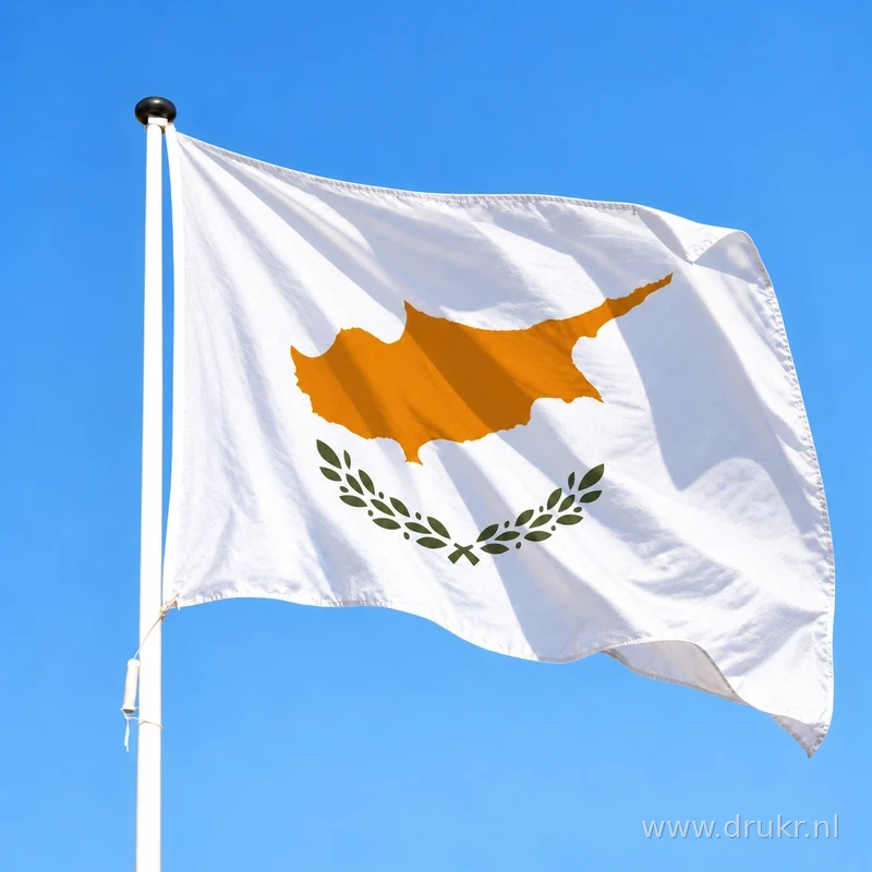 Cypriotische vlag wapperend aan een verticale witte mast