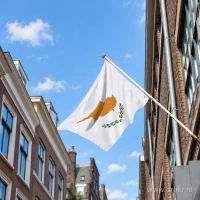 Cypriotische vlag aan een gevelstok