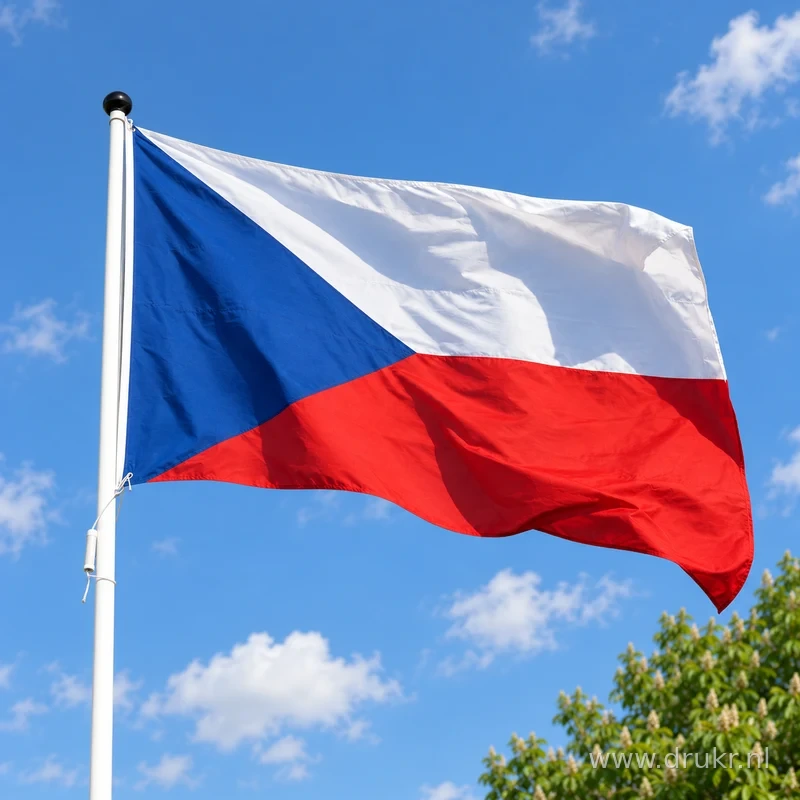 Tsjechische vlag wapperend aan een verticale witte mast