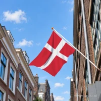 Deense vlag aan een gevelstok