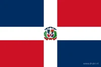 De Dominicaanse vlag heeft vier rode en blauwe kwartieren, gescheiden door een wit kruis. Het nationale wapen staat in het midden van het kruis.