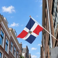 Dominicaanse vlag aan een gevelstok