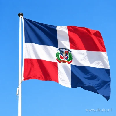 Dominicaanse vlag wapperend aan een verticale witte mast
