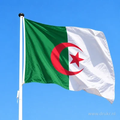 Algerijnse vlag wapperend aan een verticale witte mast