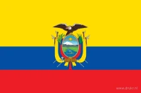 De Ecuadoraanse vlag heeft horizontale banen in geel, blauw en rood. Het nationale wapen staat centraal op het doek.