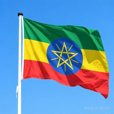 Ethiopische vlag wapperend aan een verticale witte mast