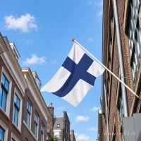 Finse vlag aan een gevelstok