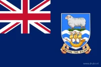 Een donkerblauw veld met de Union Jack linksboven en een wapen met schaap, schip en spreuklint aan de vrije zijde.
