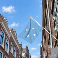 Micronesische vlag aan een gevelstok