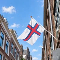 Vlag van Faeröer aan een gevelstok