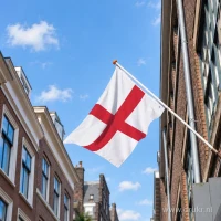 Vlag van Engeland aan een gevelstok