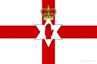 Een wit veld met een rood kruis en centraal een gekroonde witte zespuntige ster met een rode hand: de Ulster Banner.
