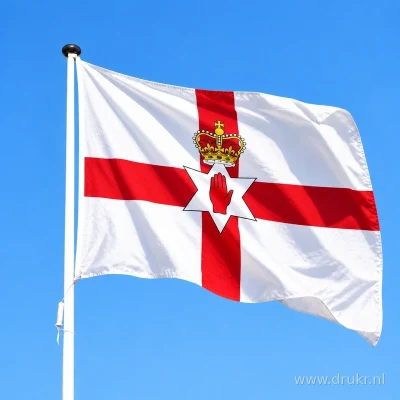 Vlag van Noord-Ierland wapperend aan een verticale witte mast