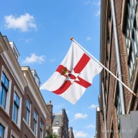 Vlag van Noord-Ierland aan een gevelstok