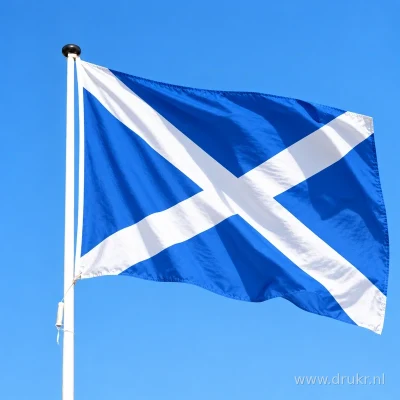 Vlag van Schotland wapperend aan een verticale witte mast