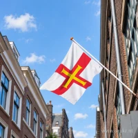 Vlag van Guernsey aan een gevelstok