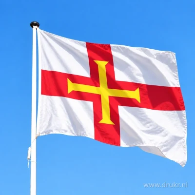 Vlag van Guernsey wapperend aan een verticale witte mast