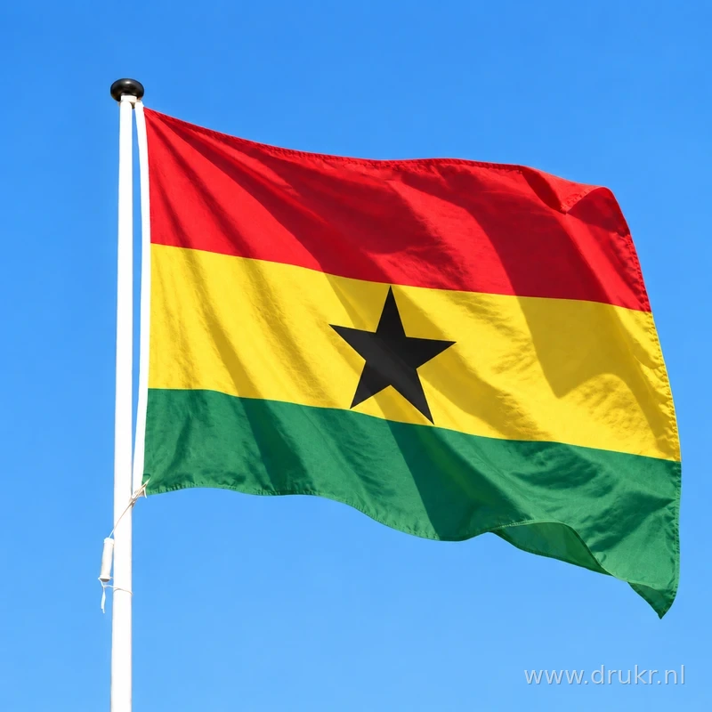 Ghanese vlag wapperend aan een verticale witte mast