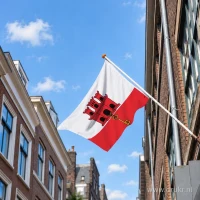 Vlag van Gibraltar aan een gevelstok