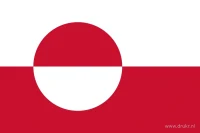 Een witte bovenbaan en rode onderbaan met een cirkel richting de hijszijde; de bovenste cirkelhelft is rood en de onderste wit.