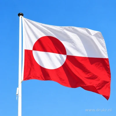 Vlag van Groenland wapperend aan een verticale witte mast