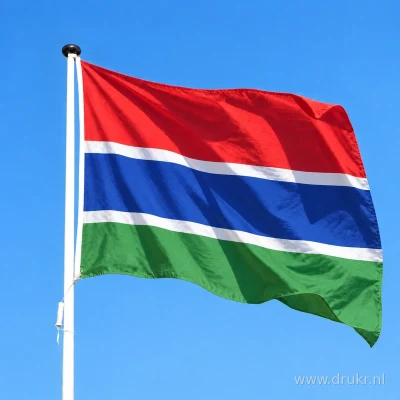 Gambiaanse vlag wapperend aan een verticale witte mast