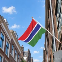 Gambiaanse vlag aan een gevelstok