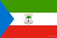 De Equatoriaal-Guinese vlag heeft drie even hoge horizontale banen: groen boven, wit in het midden en rood onder. Aan de hijszijde staat een blauwe driehoek; in de witte baan staat het nationale wapen.