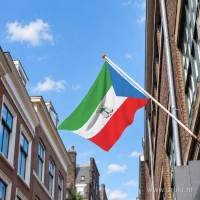 Equatoriaal-Guinese vlag aan een gevelstok