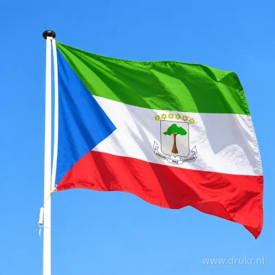 Equatoriaal-Guinese vlag wapperend aan een verticale witte mast