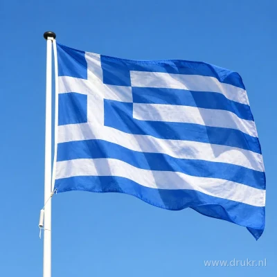 Griekse vlag wapperend aan een verticale witte mast