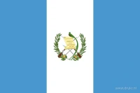 De Guatemalteekse vlag heeft drie even brede verticale banen: lichtblauw, wit en lichtblauw. Het nationale wapen staat in de witte middenbaan.