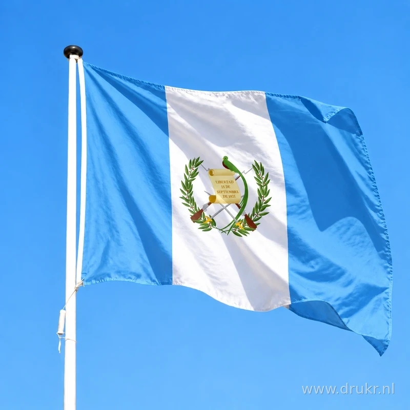 Guatemalteekse vlag wapperend aan een verticale witte mast