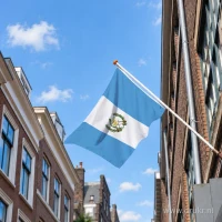 Guatemalteekse vlag aan een gevelstok