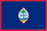 Een donkerblauw veld met een rode buitenrand en centraal een puntovaal embleem met palmboom, landschap en de tekst GUAM.
