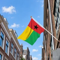 Vlag van Guinee-Bissau aan een gevelstok