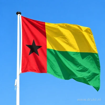 Vlag van Guinee-Bissau wapperend aan een verticale witte mast
