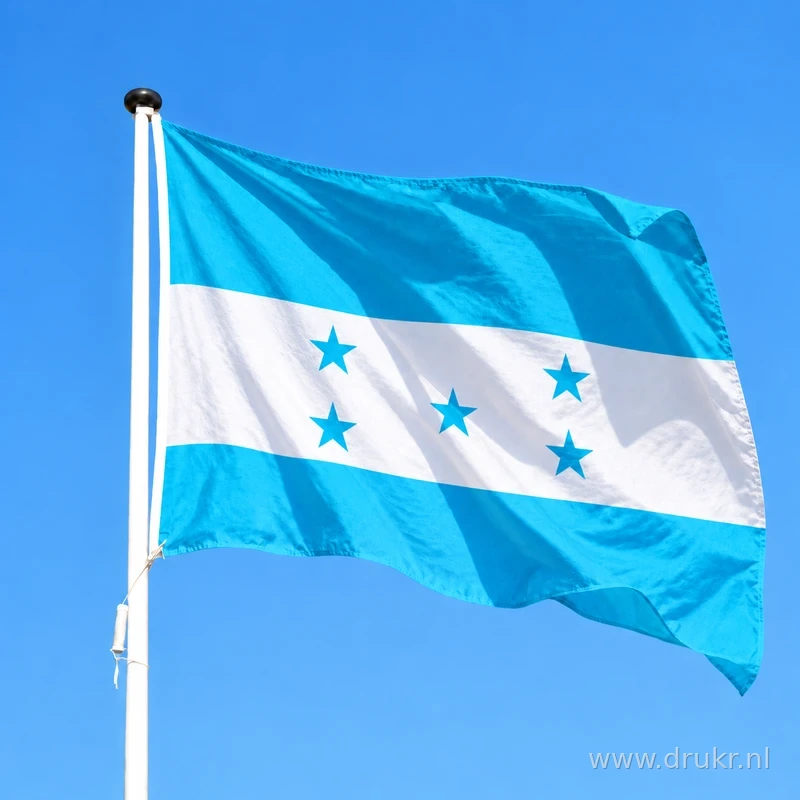 Hondurese vlag wapperend aan een verticale witte mast