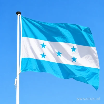 Hondurese vlag wapperend aan een verticale witte mast