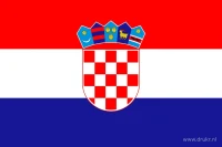 De Kroatische vlag heeft rode, witte en blauwe horizontale banen met het Kroatische wapen in het midden.