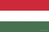 De Hongaarse vlag heeft drie even brede horizontale banen: rood boven, wit in het midden en groen onder.