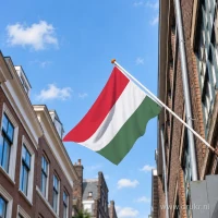 Hongaarse vlag aan een gevelstok