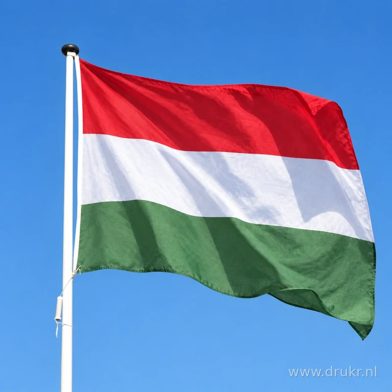 Hongaarse vlag wapperend aan een verticale witte mast