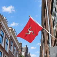 Vlag van Isle of Man aan een gevelstok