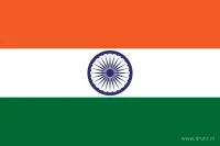 De Indiase vlag heeft drie even hoge horizontale banen: saffraan boven, wit in het midden en groen onder. In de witte baan staat een donkerblauw Ashoka Chakra met 24 spaken.