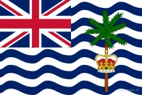 Golvende blauwe en witte lijnen met de Union Jack linksboven en een palmboom met kroon aan de vrije zijde.