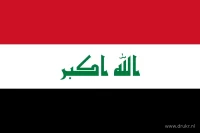 Drie gelijke horizontale banen in rood, wit en zwart, met een groen Arabisch opschrift in de witte middenbaan.